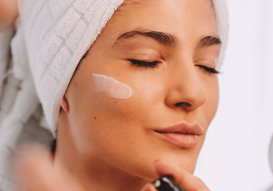 Bakuchiol in der Hautpflege: Positive Effekte des pflanzlichen Anti-Aging-Wirkstoffs