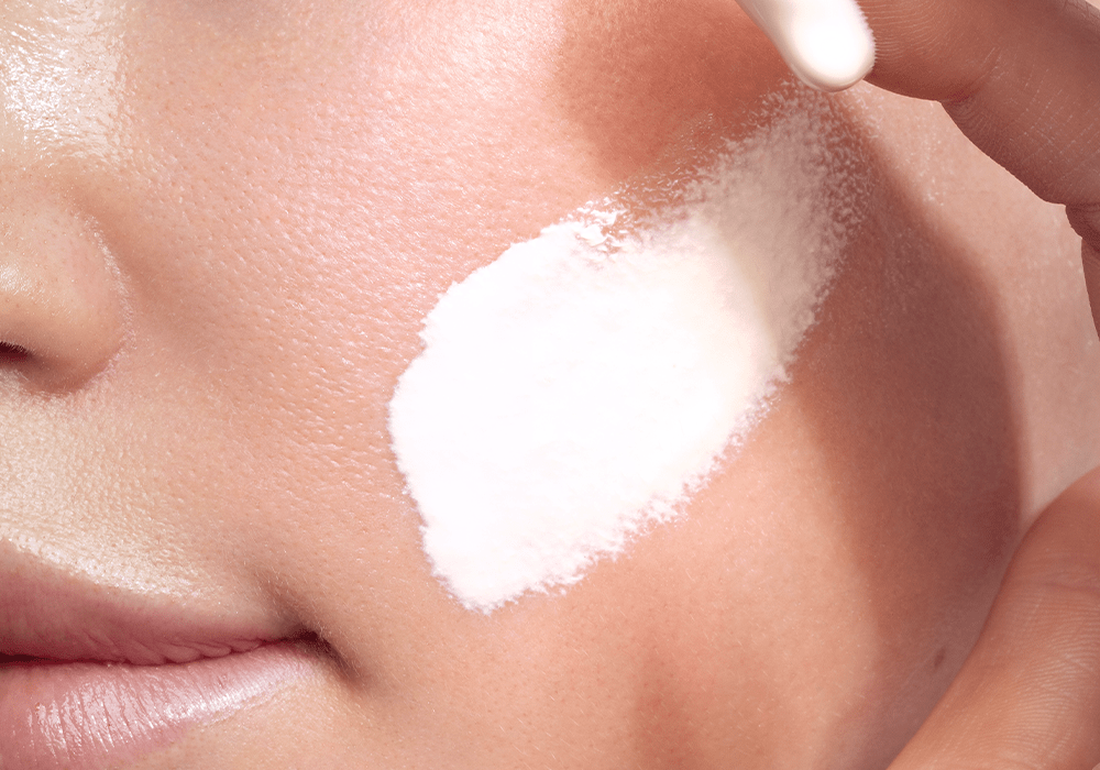 Trage nach deiner täglichen Gesichtsroutine 2-3 Pumpstöße (2 Fingerlängen) auf deinem Gesicht auf und massiere sie sanft von deiner Gesichtsmitte nach außen hin in deine Haut.