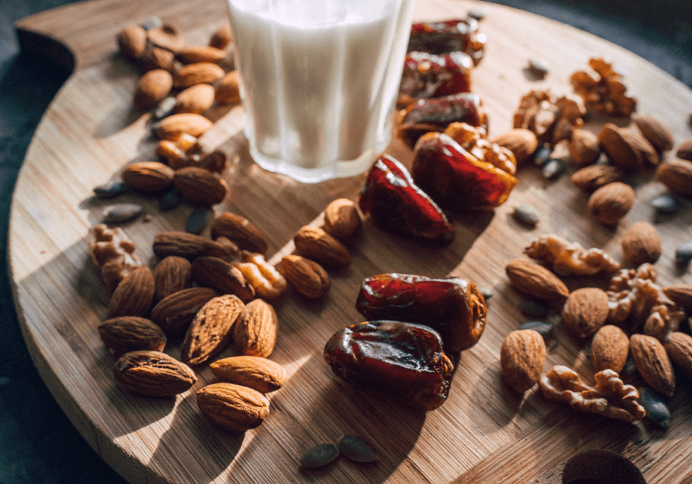 Mandeln, Haselnüsse und Sonnenblumenkerne enthalten besonders viel Vitamin E, welches freie Radikale bekämpft