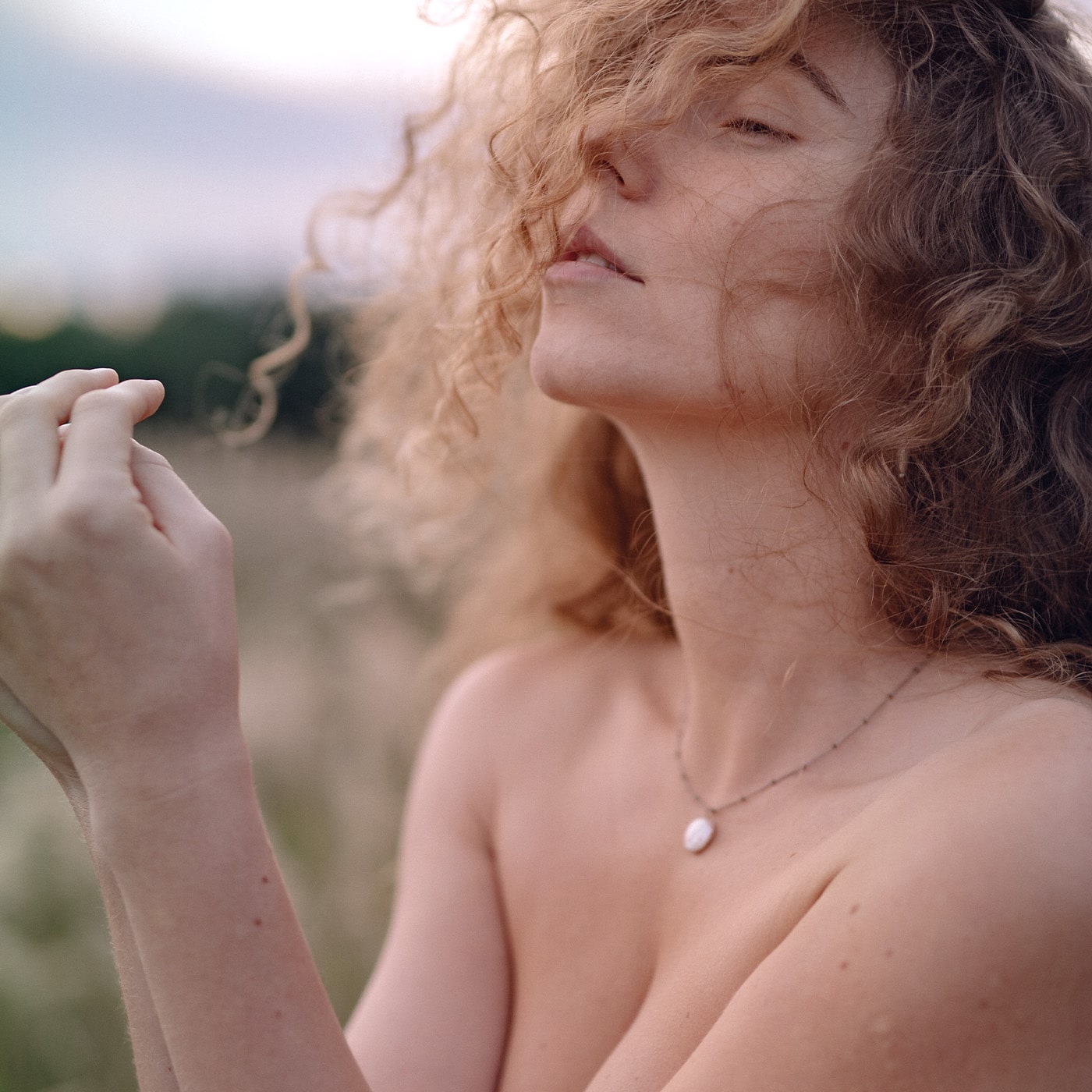 Anwendung Micaraa Gesichtsserum mit Hyaluronsäure bei trockener, schlaffer Haut