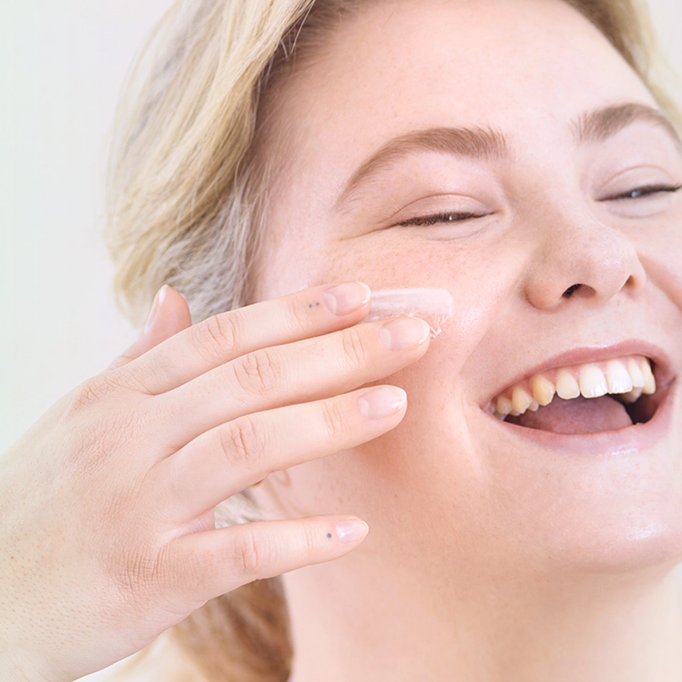 Anwendung Micaraa Gesichtscreme mit Bio Aloe Vera für normale Haut und Mischhaut