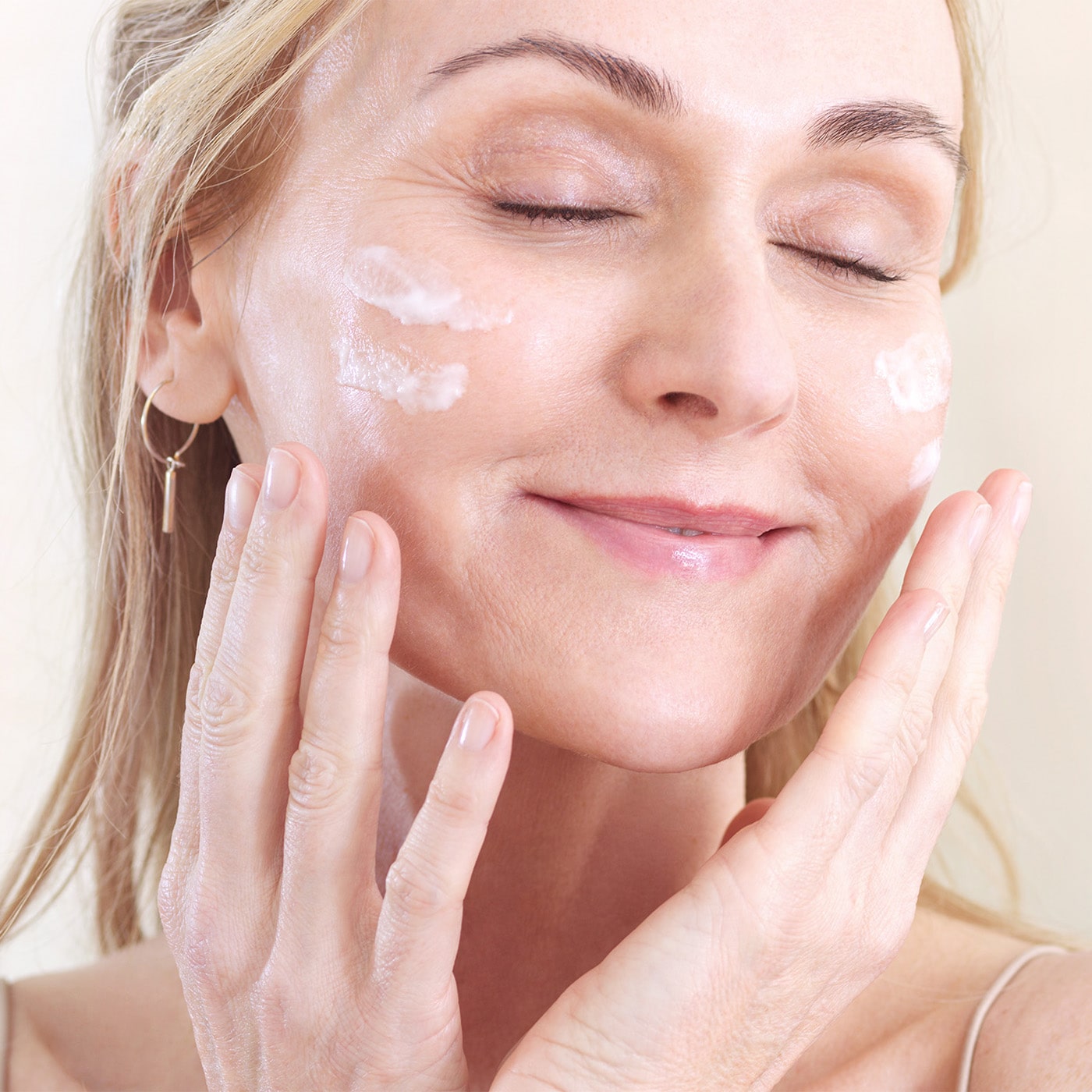 Anwendung micaraa Calming Face Cream mit Bio Aloe Vera