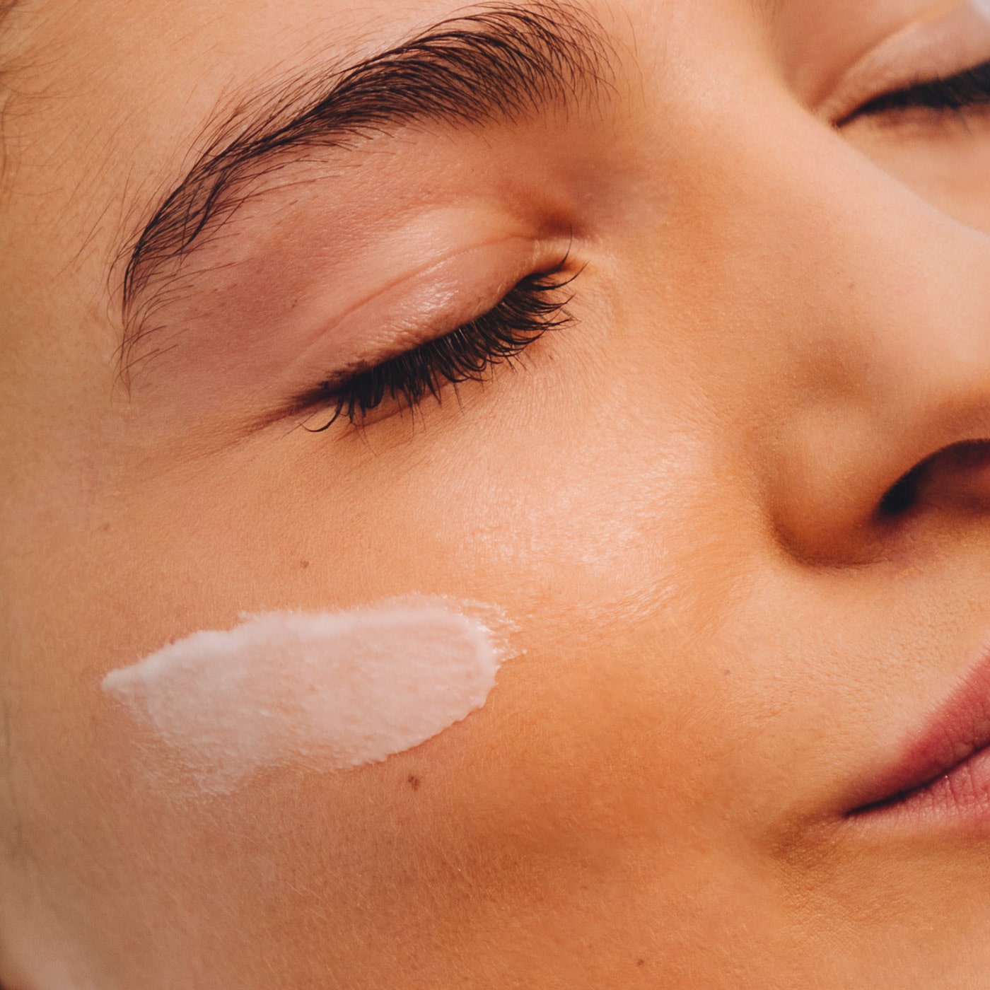 Anwendung micaraa Gesichtsserum mit Probiotika hilft bei sensibler Haut