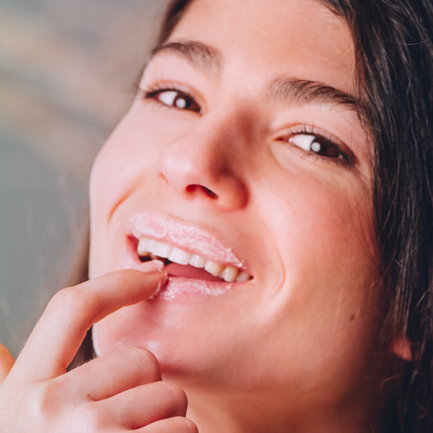 Anwendung Micaraa Lip Scrub mit Sheabutter bei spröden Lippen