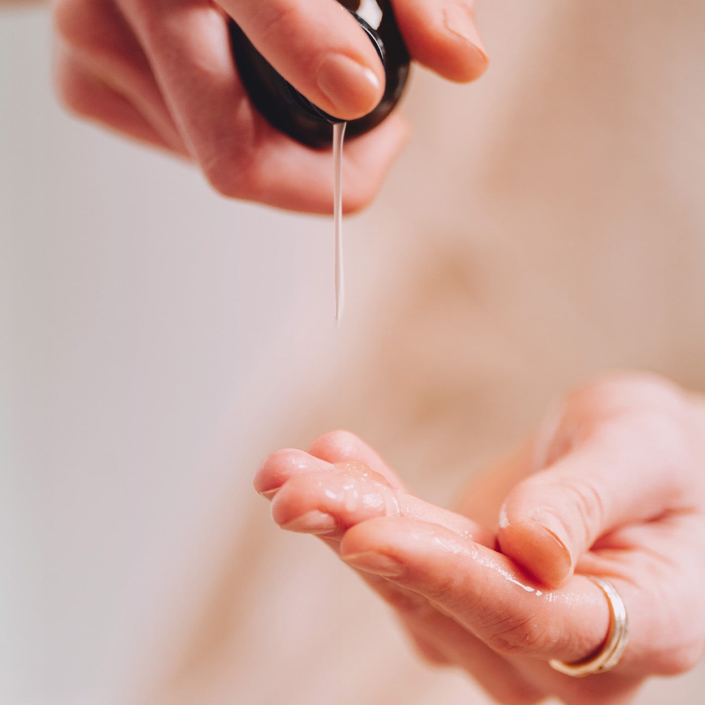 Anwendung Micaraa Fruchtsäurepeeling mit AHA & BHA gegen Unreinheiten