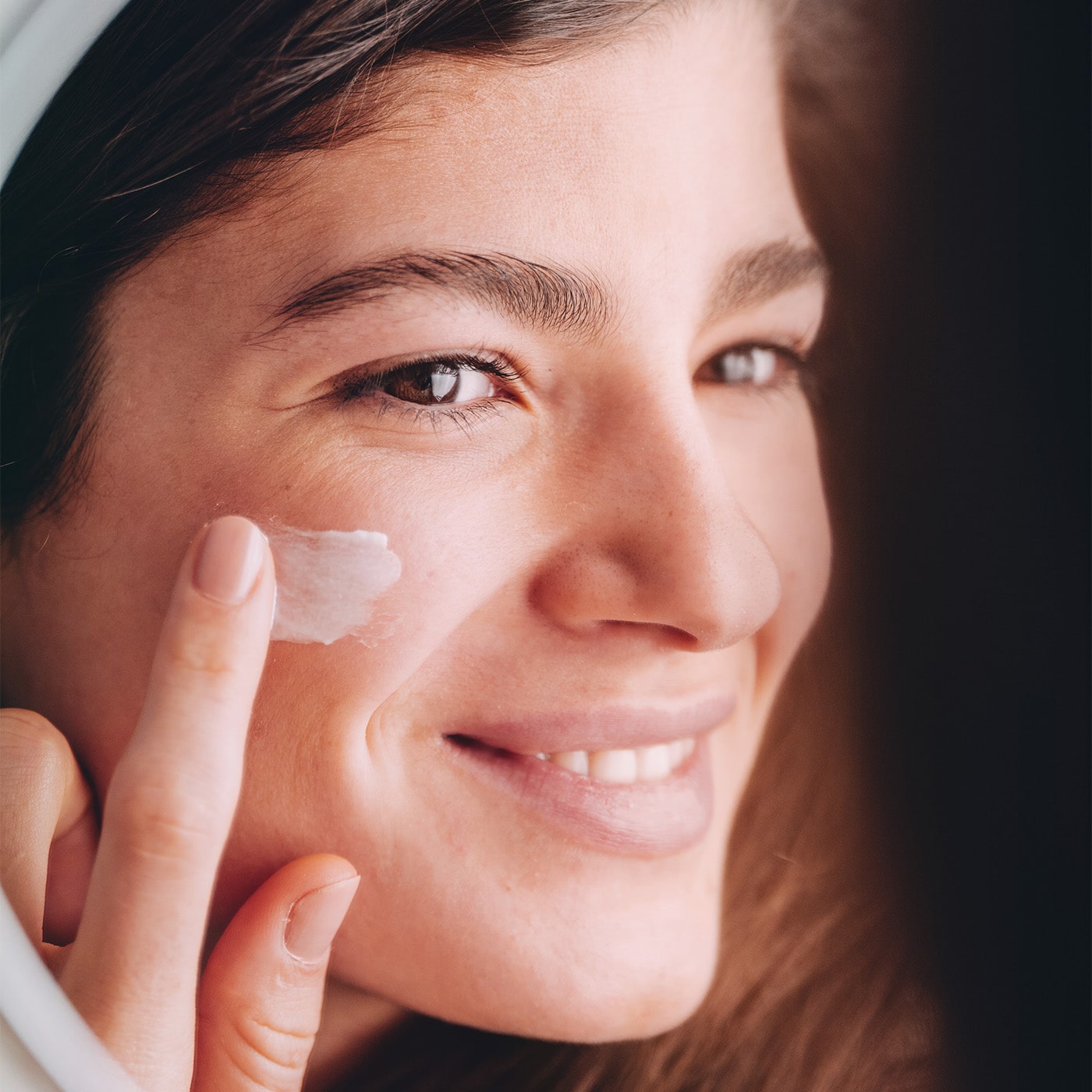 Anwendung Micaraa Gesichtscreme mit Bio Aloe Vera und mehreren Ölen