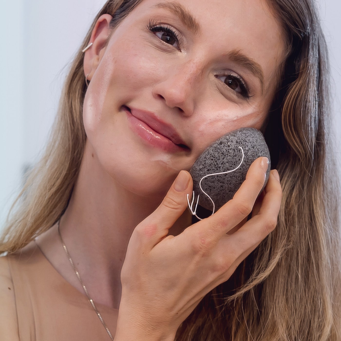 Anwendung Micaraa Konjacschwamm mit schwarzer Bambuskohle