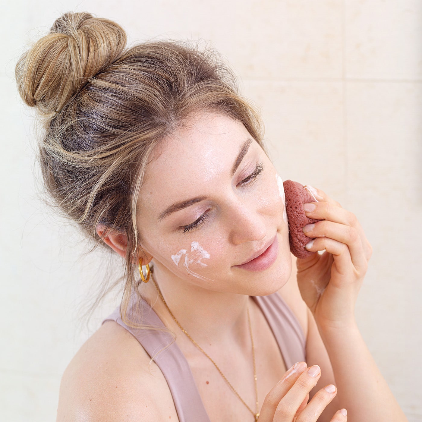 Anwendung Micaraa Konjac Sponge Red mit roter Tonerde für sensible Haut