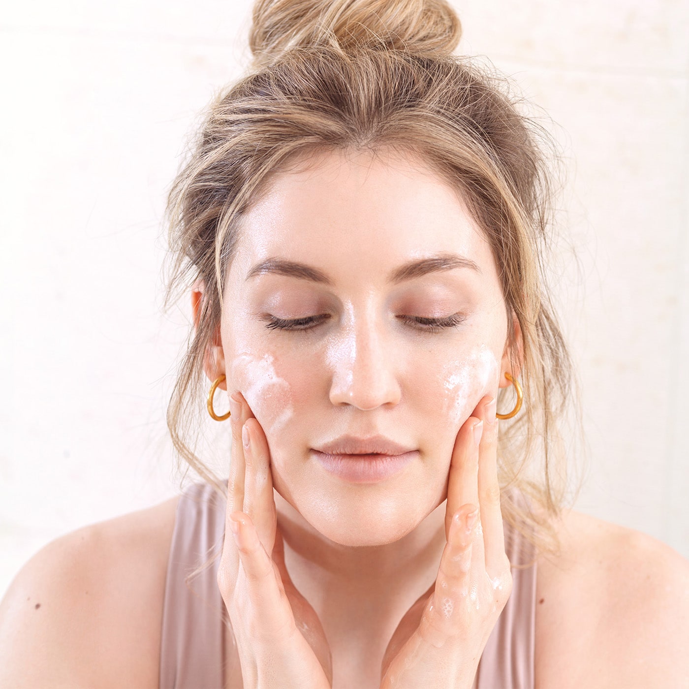 Anwendung Refill Micaraa Micellar Cleansing Gel mit Mizellen für reine Haut