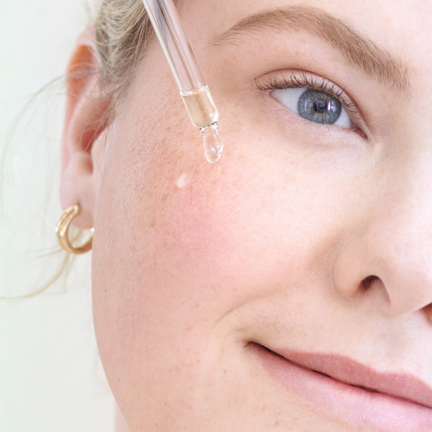 Anwendung Mini Micaraa Repair & Glow Face Oil bei fahlem Teint und öliger Haut