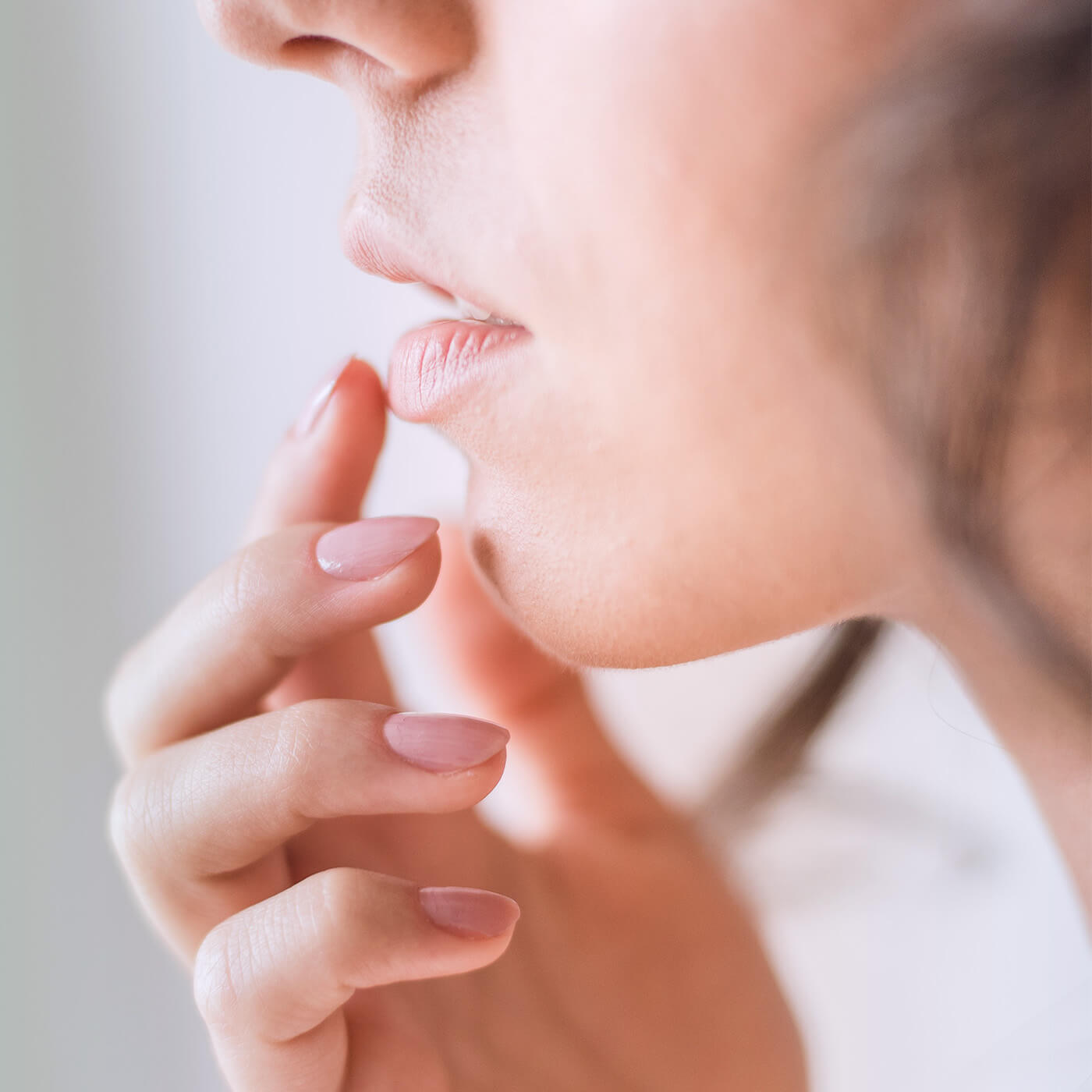 Anwendung Micaraa Lippenbalsam bei trockenen, rissigen Lippen