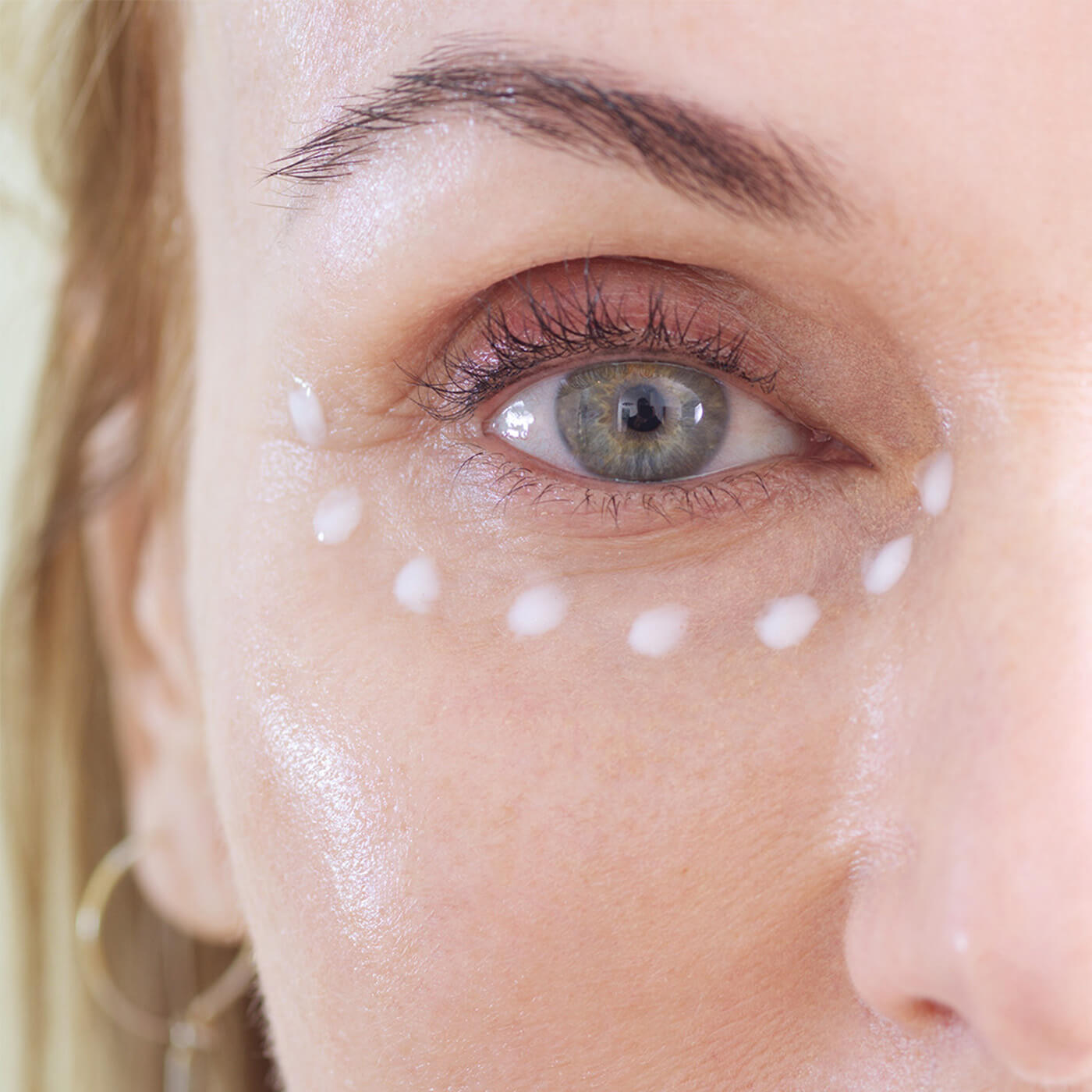 Anwendung Micaraa Augenserum mit Vitamin C bei Augenringen