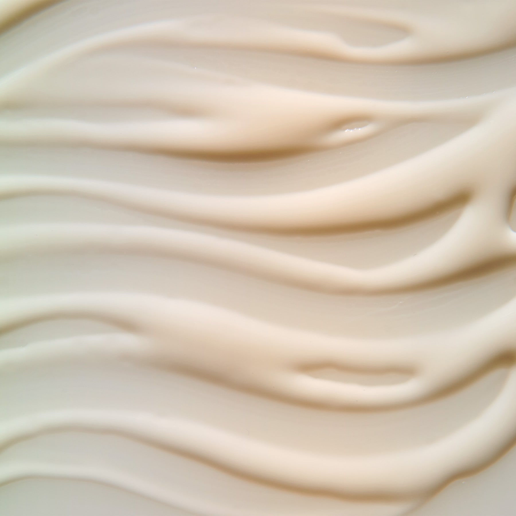 Anwendung Micaraa Gesichtsserum mit Bakuchiol und Hyaluronsäure für unreine und reife Haut