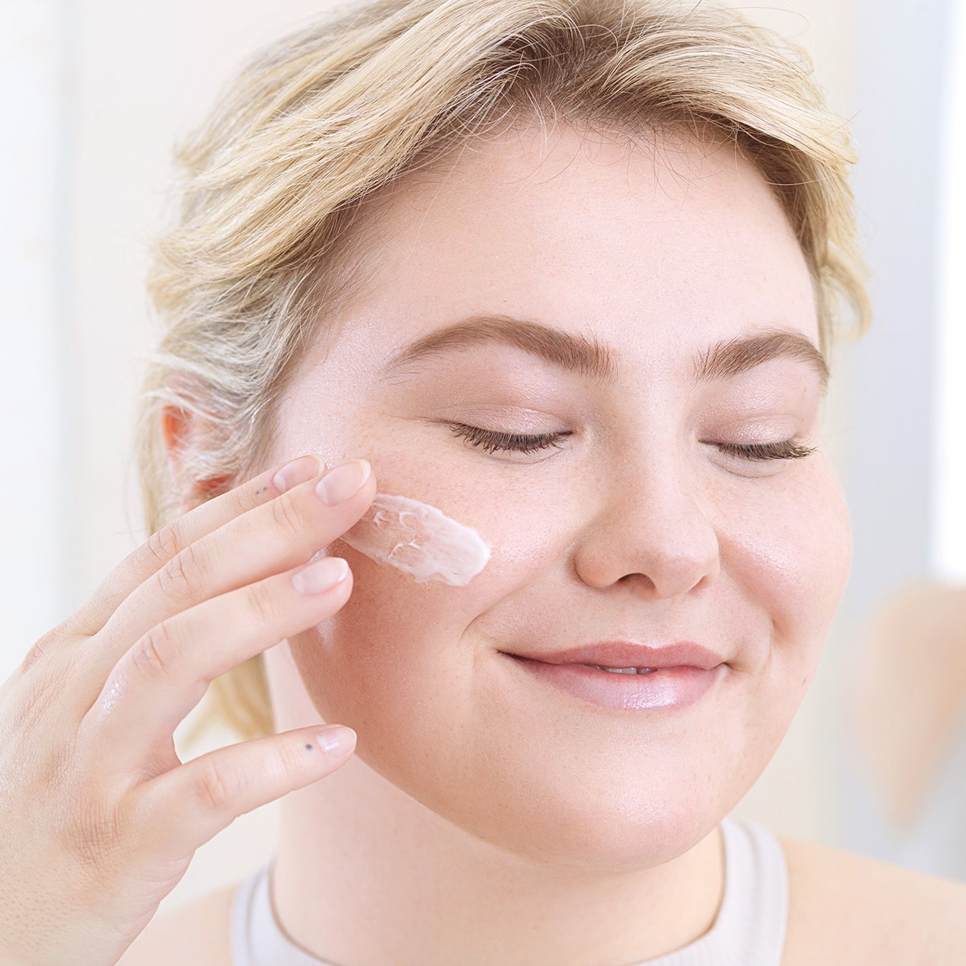 Anwendung Micaraa Gesichtsserum mit Hyaluronsäure bei trockener, schlaffer Haut
