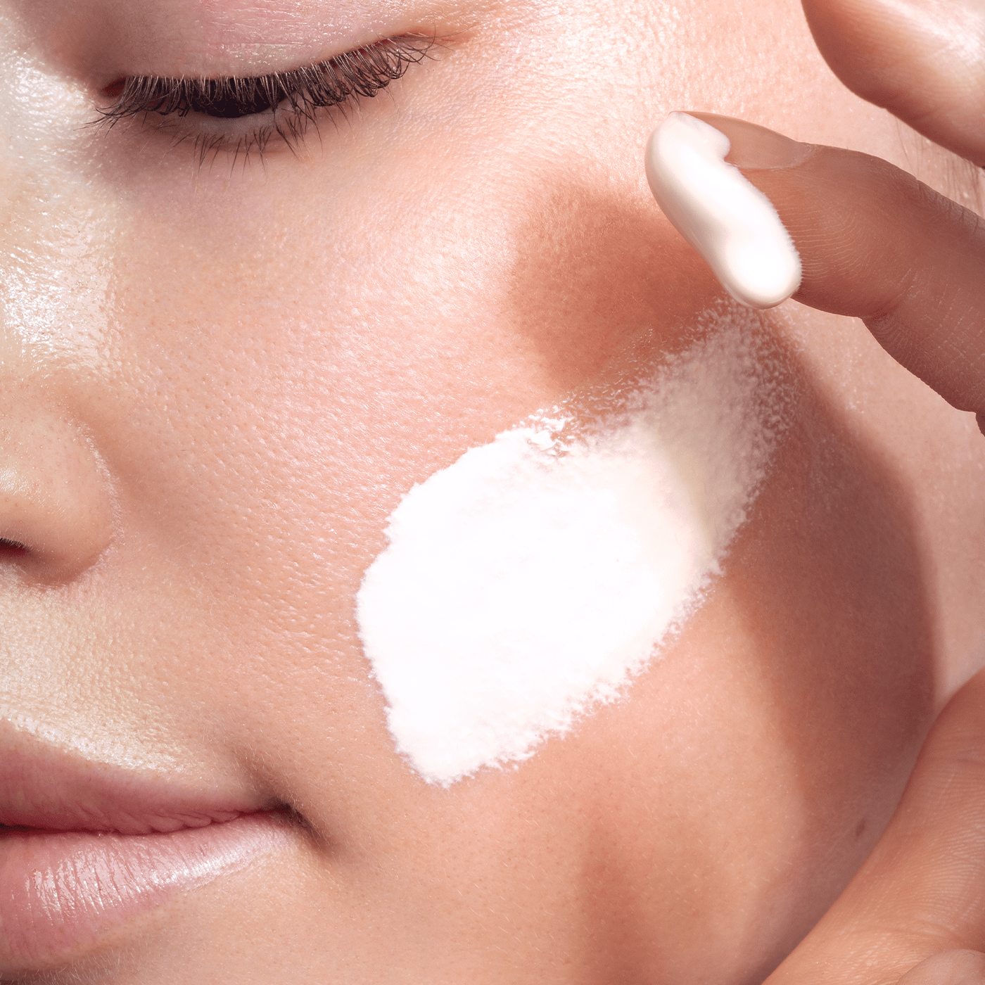 Micaraa Mineral Sunscreen Anwendung auf dem Gesicht um deine Haut vor UV Strahlen zu schützen als letzter Schritt deiner Routine